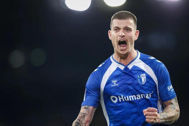 波兰前锋闪耀德甲赛场，17球3助攻成保级关键先生，法兰克福高层高度关注其未来动向